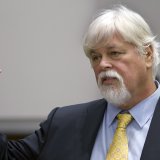 Paul Watson a été arrêté fin juillet au Groenland en raison d'une demande d'extradition du Japon (archives). KEYSTONE/AP Pool Zuma Press/KAREN DUCEY